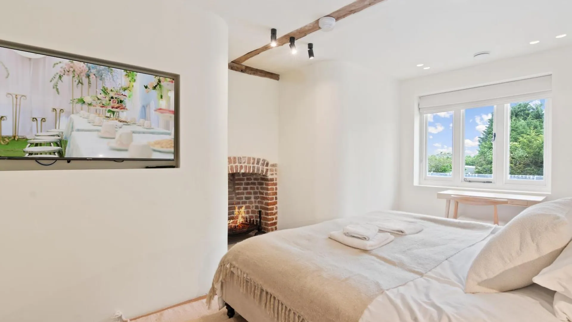 The Manor At Minstrel Court With Hot Tub Villa Cambridge  United Kingdom